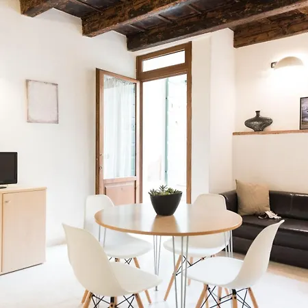 Apartament Dante's *